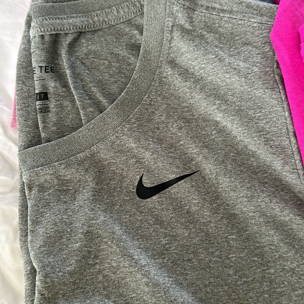 EUC bundle of 5 Nike Women’s Dri fit tees - Picture 3 of 6